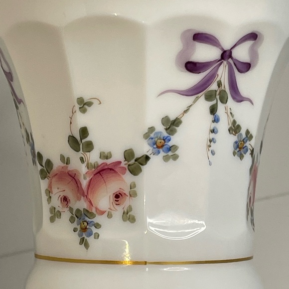 Pristine Vintage Westmoreland Milk Glass Wedding Vase with Gold Trim - Picture 10 of 16